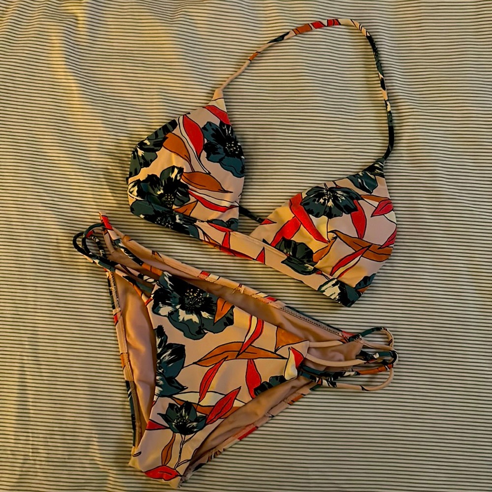 NWOT Billabong Pink Floral Bikini
